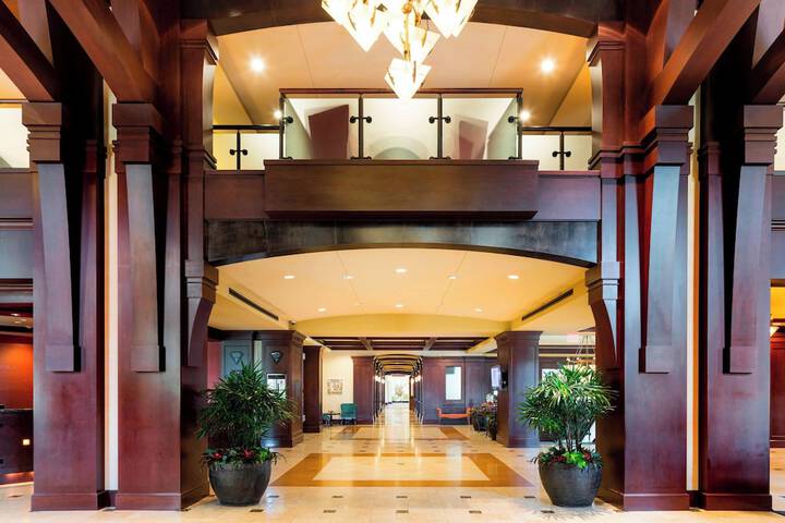 Lobby lounge