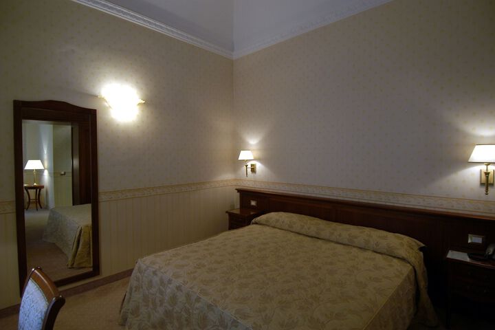 Room 9 of 38