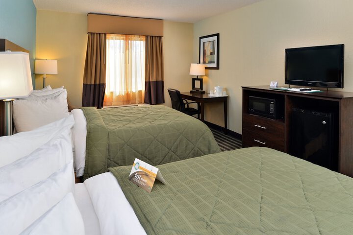 2 Queen Beds (7 of 8)