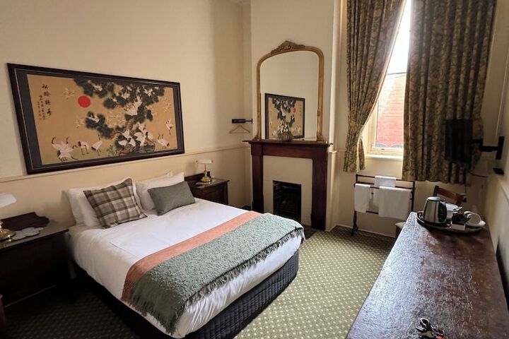 Room 5 of 17