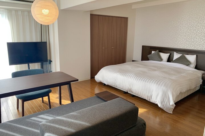 Room 13 of 83
