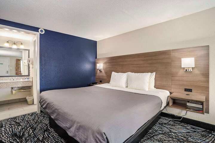 1 King Bed (1 of 19)