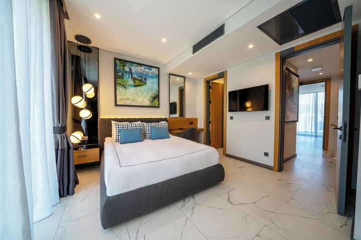 Room 33 of 164