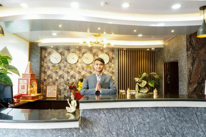 INDUS MOUNT ROYALE HOTEL - 100 Mts. from MALL