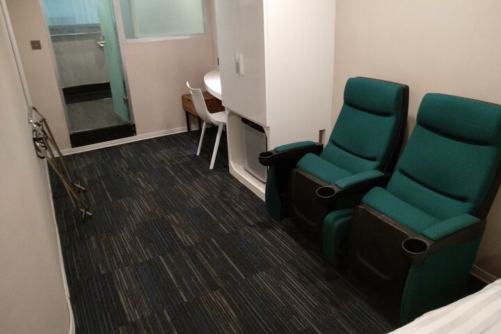 Room 33 of 61