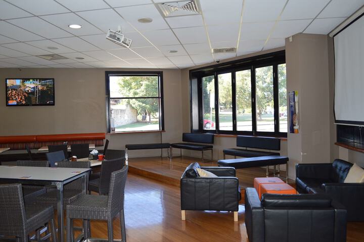 Lounge 43 of 55