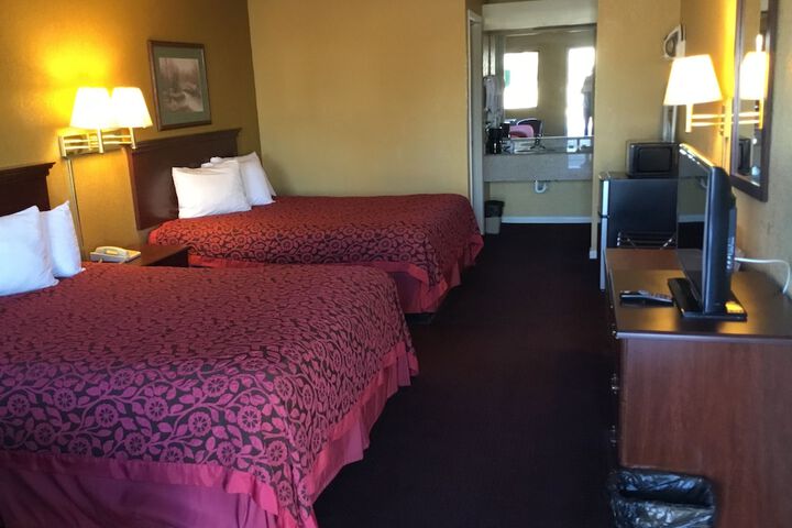 Basic 2 Queen Beds (5 of 7)