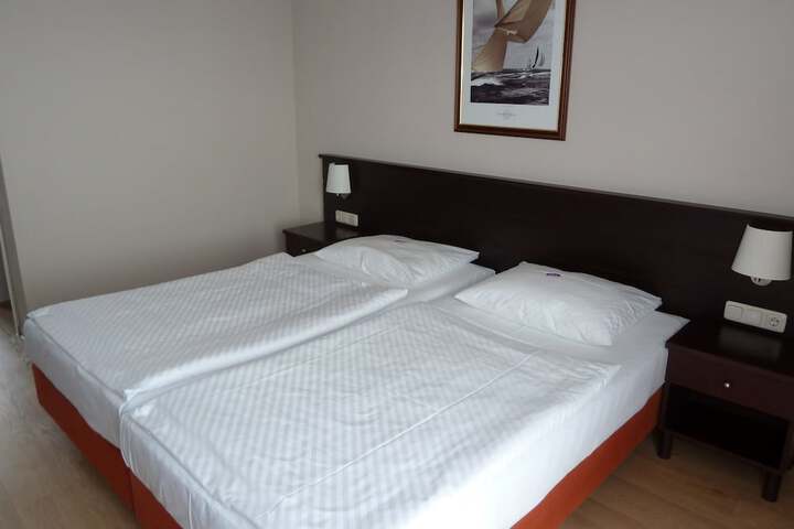 Room 7 of 49