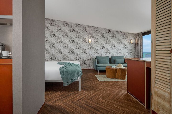 Room 10 of 37