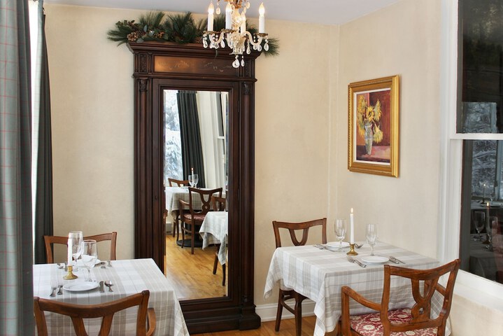 Dining 38 of 46