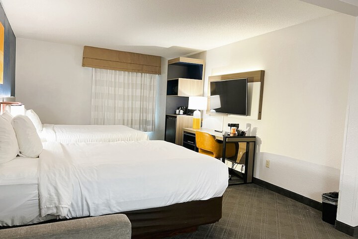 2 Queen Beds (12 of 18)