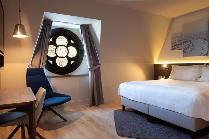 Room 4 of 106