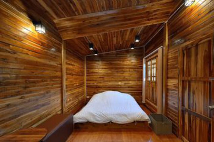 Room 9 of 13
