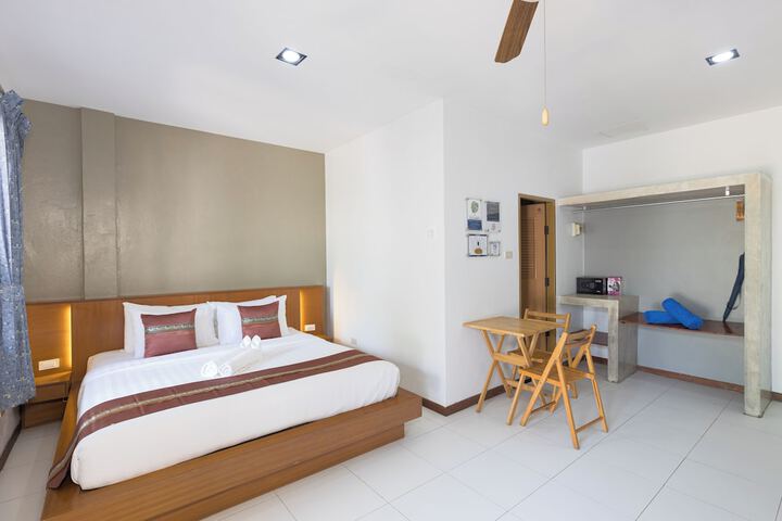 Room 5 of 100