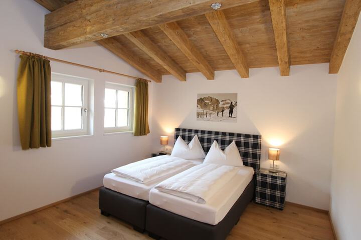 Room 4 of 33