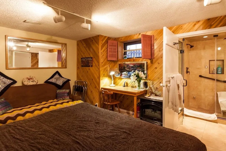 Room 4 of 12