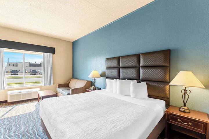 1 King Bed Pillowtop Bed 32 Inch LCD Television Microwave and Refrigerator Full Breakfast (1 of 14)