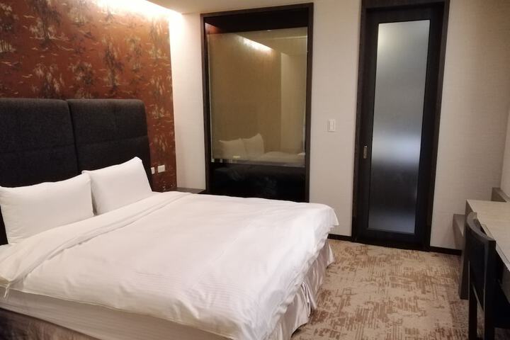 Room 14 of 106