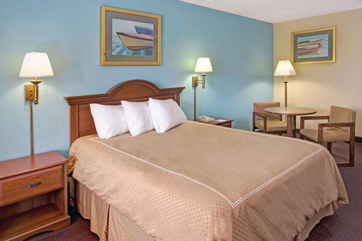 1 Queen Bed Mobility Hearing Impaired Accessible Room Tub with Grab Bars (5 of 24)