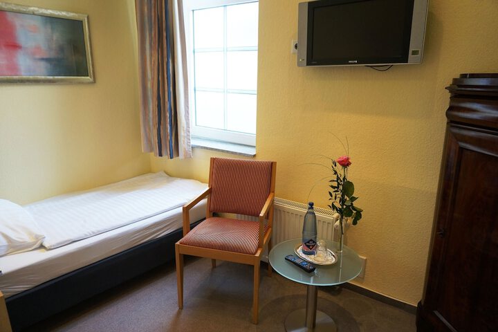 Room 30 of 100