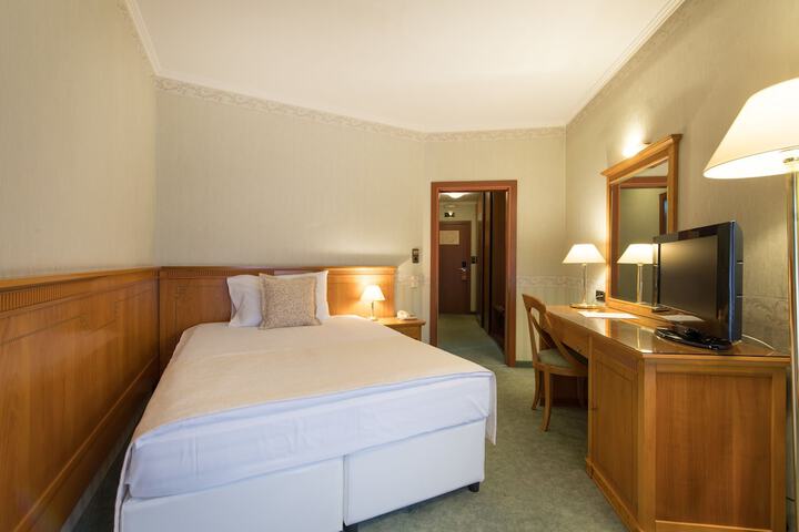 Room 10 of 82