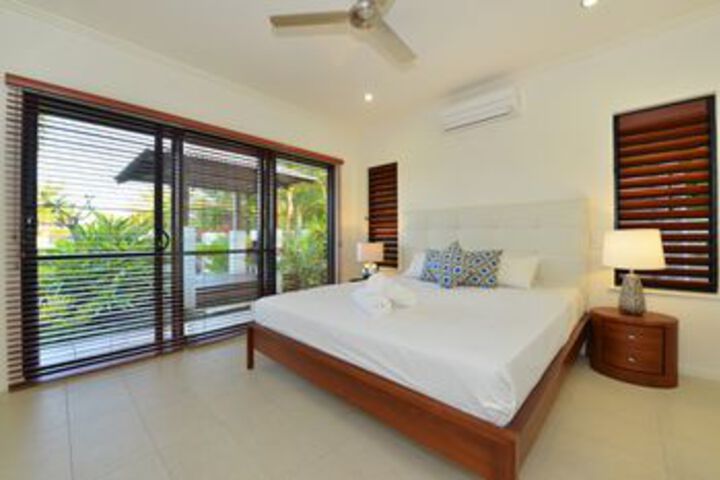 Room 9 of 32