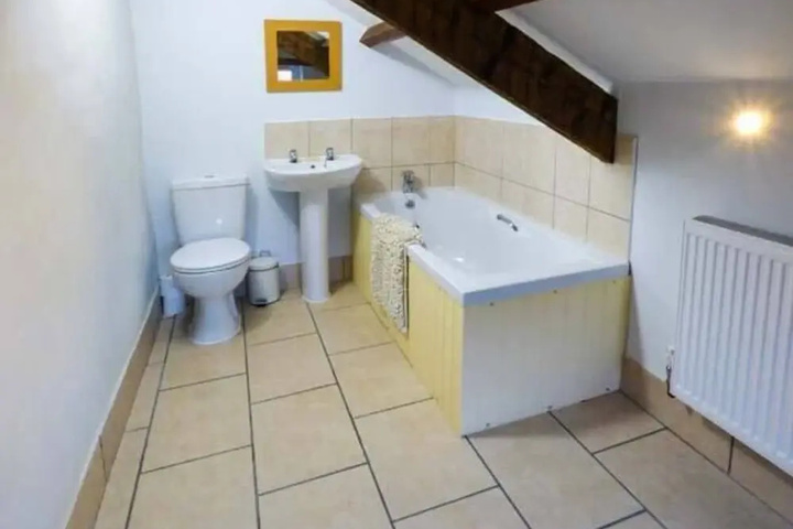 Room 6 of 12