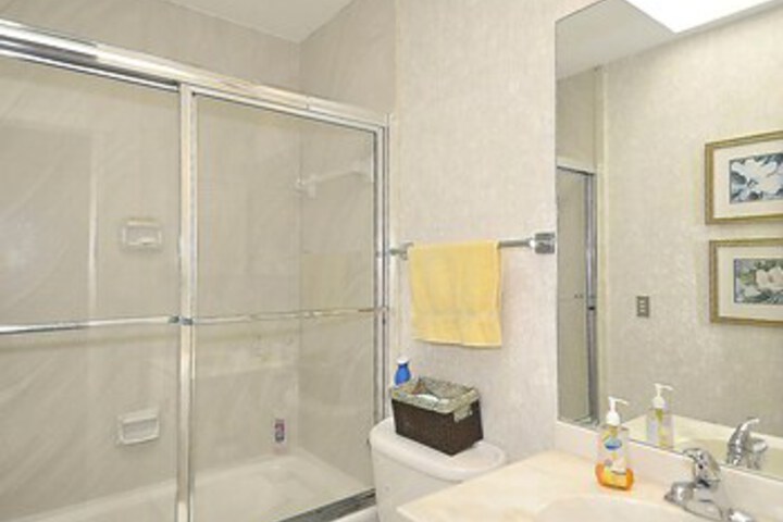 Room 4 of 8