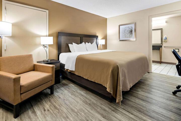 1 King Bed (4 of 12)