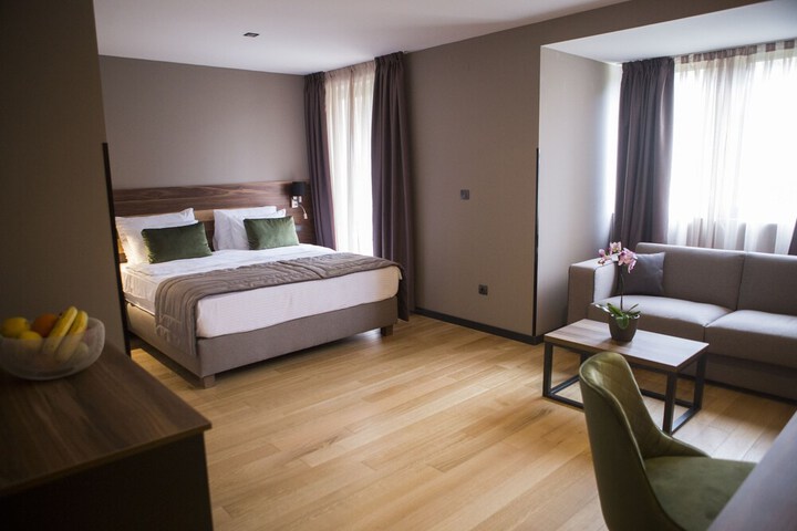 Room 5 of 38