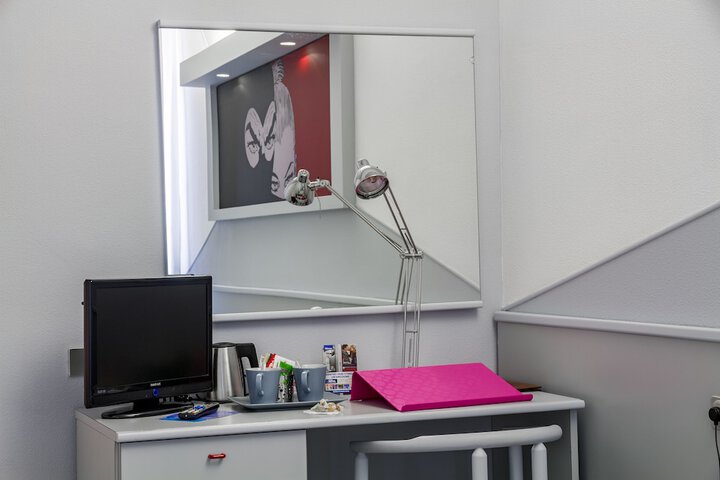 Room 32 of 60