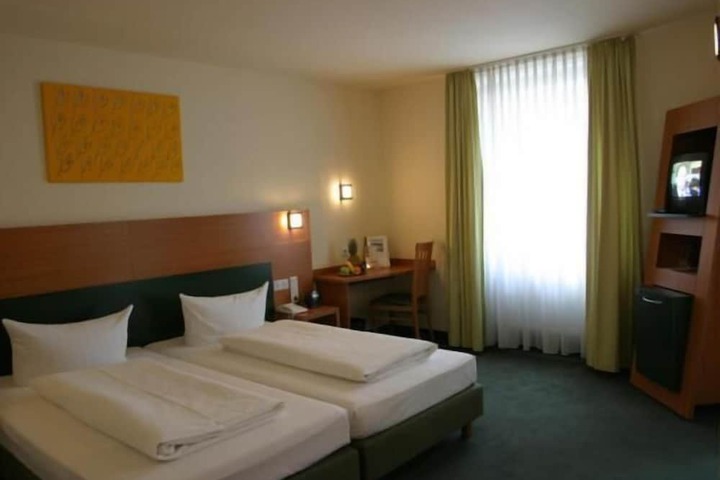 Room 12 of 20