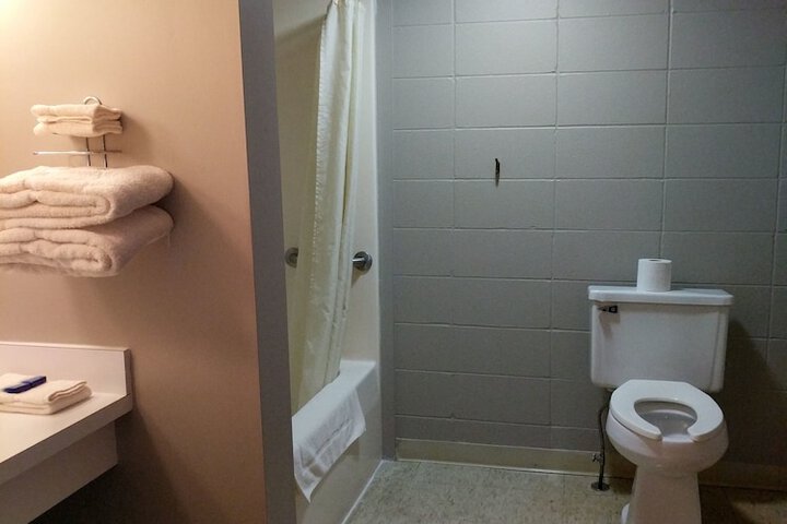 1 Queen Bed (8 of 9)