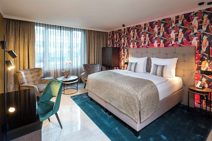 Room 43 of 173
