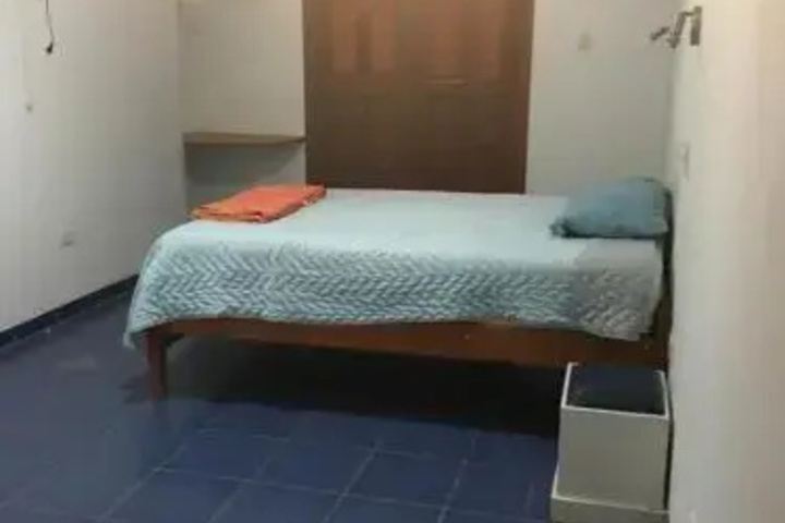 Room 4 of 8