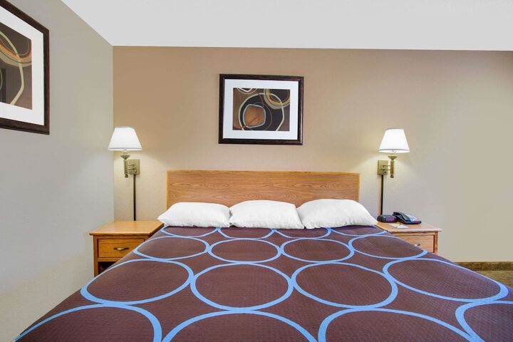 1 King Bed (4 of 8)