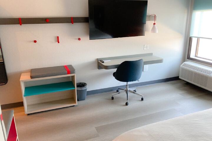 1 King Bed Accessible (10 of 18)