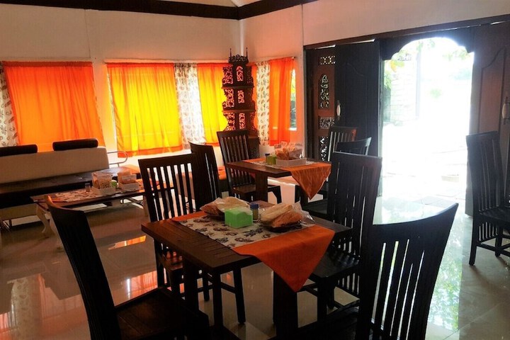 Dining 2 of 11