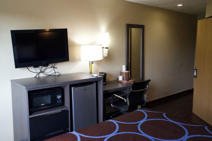 1 Queen Bed (2 of 14)