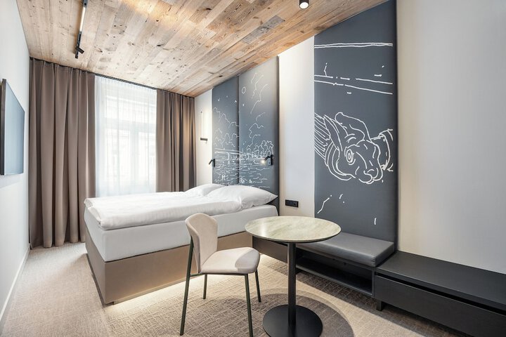 Room 6 of 25