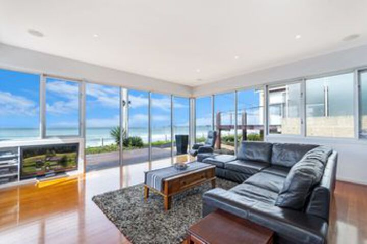 Lounge 6 of 10