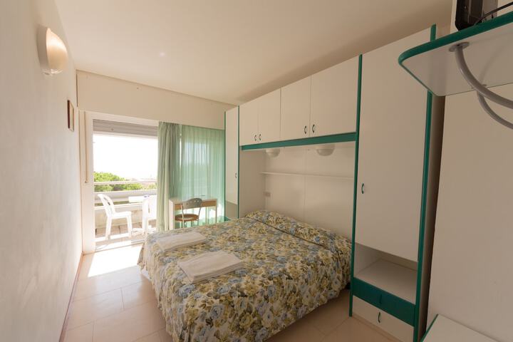 Room 13 of 42