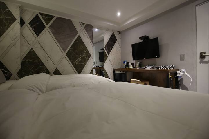 Room 5 of 20