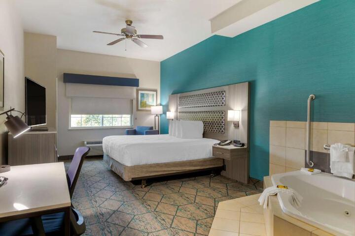 1 King Bed High Speed Internet Accessible Microwave and Refrigerator Flat Screen Television Desk Full Breakfast (2 of 12)