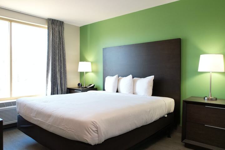 Deluxe King Bed (8 of 12)