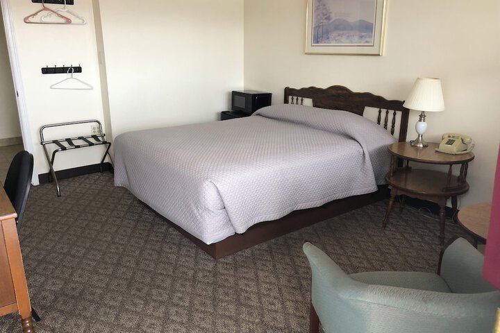 1 Queen Bed (1 of 5)