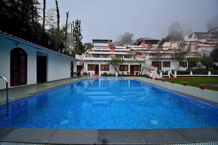 Hotel Pool