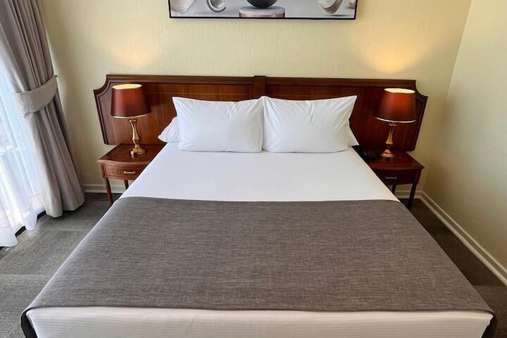 Room 28 of 46