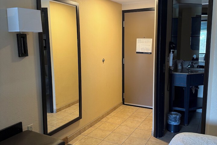 Room 14 of 32