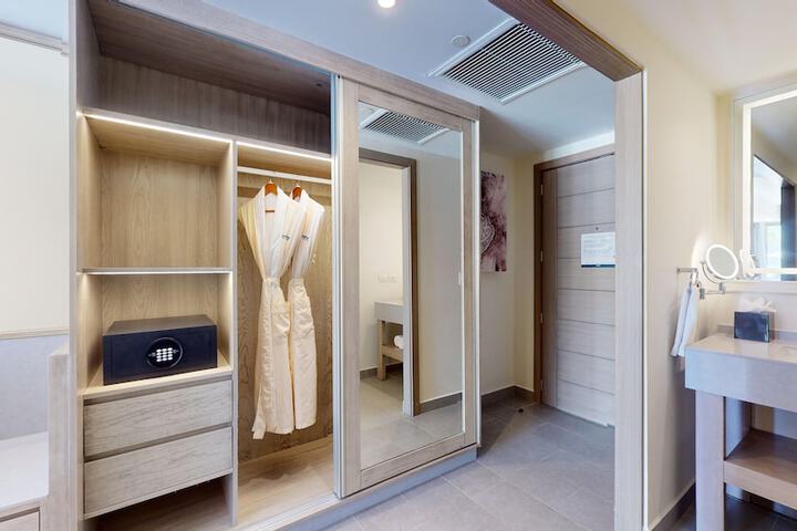 Room 52 of 235